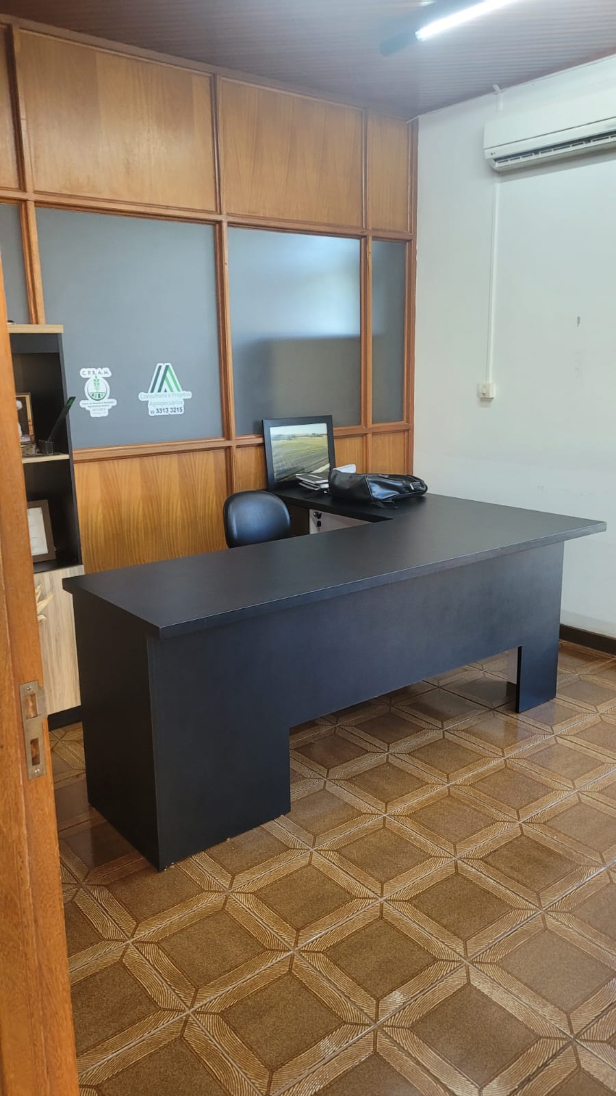 Mesa de escritório envelopada em preto fosco