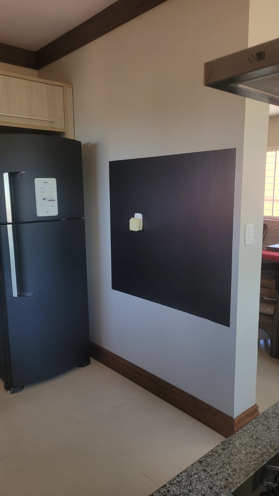 Painel de parede envelopado em preto fosco na cozinha