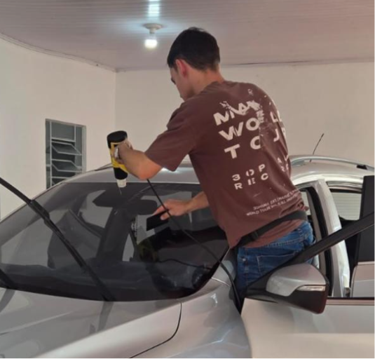 Max Katz aplicando película automotiva em um veículo