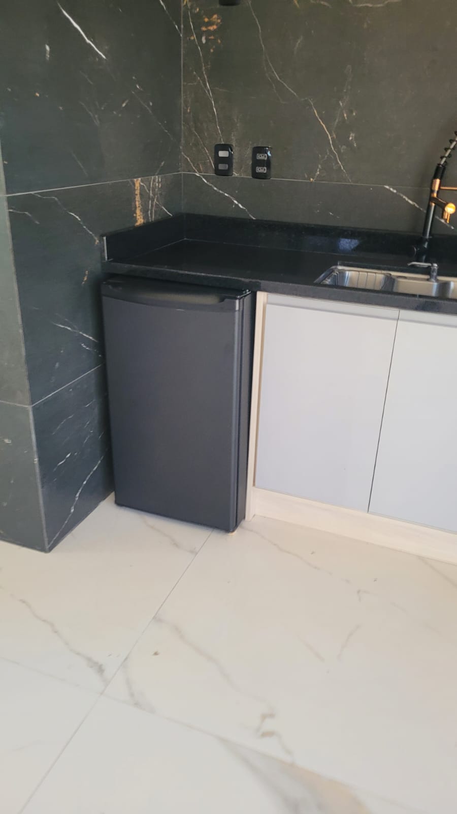 Frigobar e bancada com envelopamento em preto fosco
